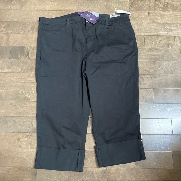 NYDJ Size 24W Black Capris with Tummy Tuck Technology Inseam 21 NWT - Picture 2 of 16